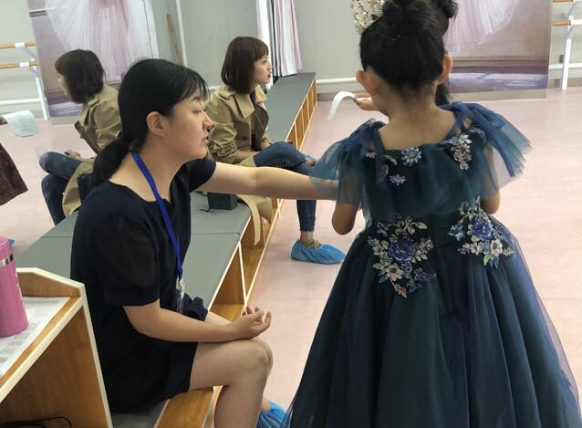 少儿播音主持训练，是一个化繁為(wèi)简的教學(xué)过程